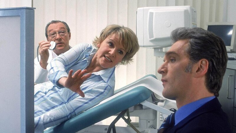 Eigentlich will Dr. Kirchhoff (Jackie Schwarz, li.) nur sein Ultraschall machen, aber Nikola (Mariele Millowitsch) und Dr. Schmidt (Walter Sittler) streiten sogar im Untersuchungszimmer angeregt weiter … – Bild: Foto: MG RTL D /​ Guido Engels