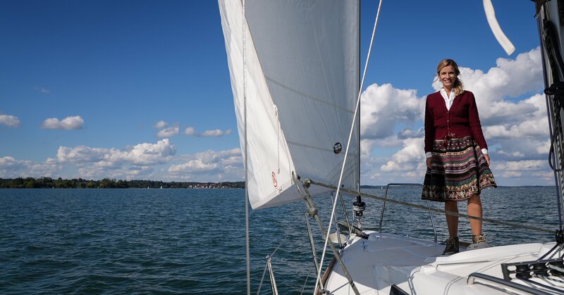 Sonja Weissensteiner bei einer Segeltour auf dem Chiemsee. – Bild: Hartmann Seeber /​ BR