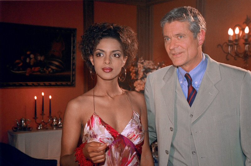 Dennenesch Zoudé (Lea), Dietrich Adam (Henning Berger). – Bild: ORF/​Hubert Mican