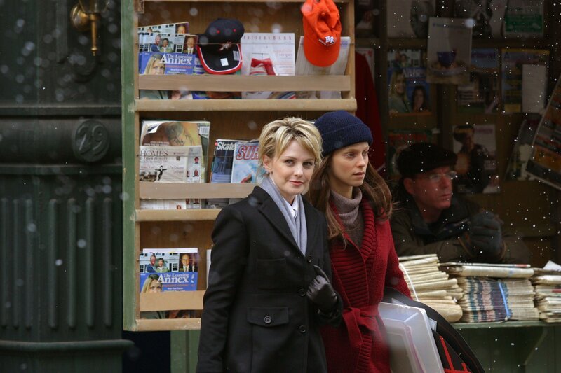 Nach zwei Jahren im Koma ist es für Rosie Miles (Laura Regan, r.) nicht leicht, sich in den Alltag wieder einzufinden. Lilly Rush (Kathryn Morris, l.) versucht, ihr dabei zu helfen. – Bild: Sat.1 Gold