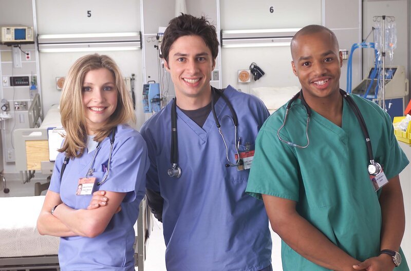 v.li.: Dr. Elliot Reid (Sarah Chalke), Dr. John ‚J.D.‘ Dorian (Zach Braff), Dr. Christopher Turk (Donald Faison). – Bild: Turner /​ Touchstone Television