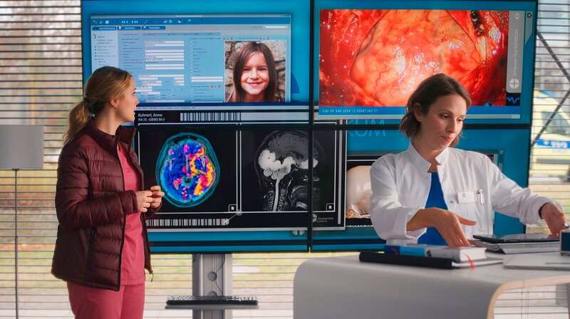 Assistenzärztin Viktoria Stadler stellt Dr. Alica Lipps Vorgehensweise in einem besonderen Patientenfall infrage. – Bild: ARD/​Saxonia Media