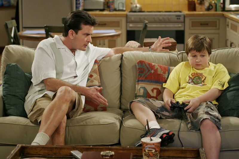 Nachdem Alan vom Dach gestürzt ist, verspricht Charlie (Charlie Sheen, l.) ihm, an seiner Stelle für Jake (Angus T. Jones, r.) zu sorgen, ohne zu wissen, dass der in einer Phase ist in der er seine Eltern mit seiner Eigenwilligkeit auf harte Geduldsproben stellt … – Bild: TVN /​ Warner Bros