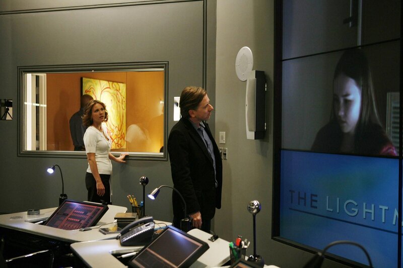 Dr. Gillian Foster (Kelli Williams, li.) und Dr. Cal Lightman (Tim Roth) analysieren neben Samanthas (Madeline Carroll) Körpersprache auch die sogenannten Microexpressions, also unwillkürliche Bewegungen der Gesichtsmuskeln, die auf die wahre und unterdrückte Emotionslage hindeuten. – Bild: RTL /​ Fox