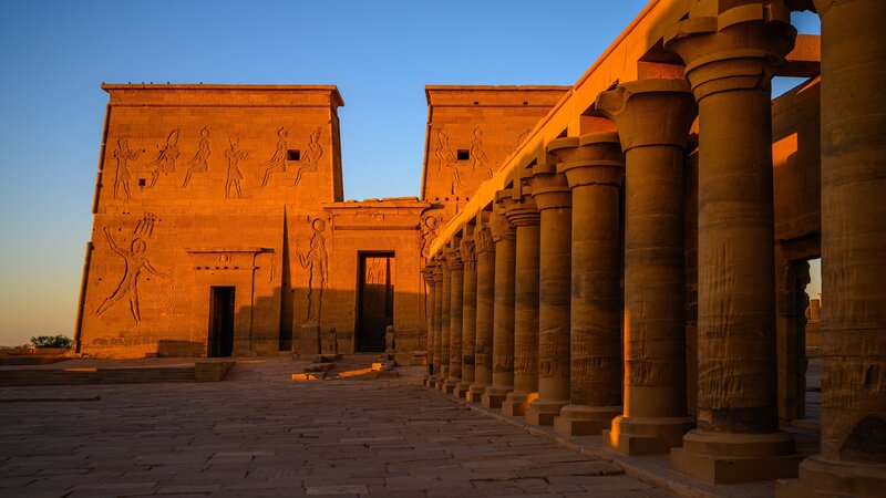 Sonnenuntergang Szene des Philae-Tempels in Assuan am Nil in Ägypten – Bild: Getty Royalty Free