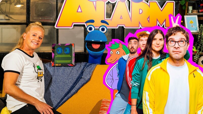 Die KI Melo kann ganz schön viel, aber für eine Sache bleiben dann doch die Menschen zuständig: Gefühle! Die Honigkuchenpferde und Revelle zeigen das mit ihrem Song „Herz weit auf“. – Bild: ZDF/​Tim Bornemann