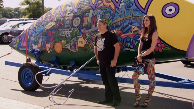 Der größte Fischköder der Welt? Ein Künstler möchte im „American Jewelry and Loan“ eine überdimensionale Skulptur zu Geld machen. Er verlangt für die Plastik 27 500 Dollar. Doch ein Pfandhaus ist kein Museum. Les Gold muss für das Objekt einen Interessenten finden. Das ist in diesem Fall wesentlich leichter gesagt als getan. Zudem darf er beim Weiterverkauf keinen Verlust machen – sonst lohnt sich der Deal für den Pawn-Shop-Eigner nicht. Deshalb bietet er dem Mann in Detroit 3000 Dollar an. – Bild: TLC (DEUT)