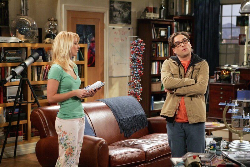 Penny (Kaley Cuoco, l.) begeht einen großen Fehler, als sie Leonard (Johnny Galecki, r.) und seinen Freunden erzählt, dass bei ihren Heimatbesuch plötzlich alle krank wurden … – Bild: Warner Bros. Television Penny (Kaley Cuoco, l.) begeht einen großen Fehler, als sie Leonard (Johnny Galecki, r.) und seinen Freunden erzählt, dass bei ihren Heimatbesuch plötzlich alle krank wurden … – Bild: Warner Bros. Television