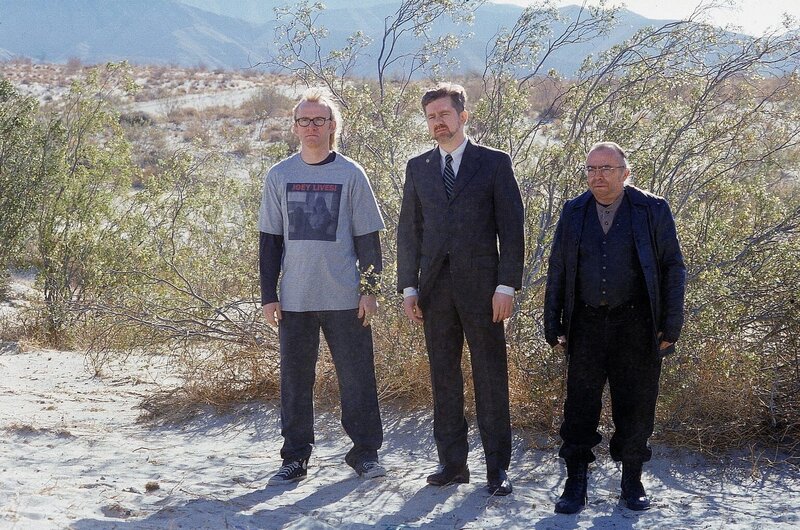 (v.l.n.r.) Die Einsamen Schützen Langly (Dean Haglund), Byers (Bruce Harwood) und Frohike (Tom Braidwood) versuchen, Mulder zu warnen. – Bild: Twentieth Century Fox Film Corporation