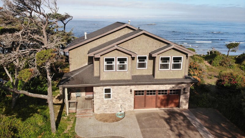 Aerial of the front of the Seal Rock House. The expansive driveway provides lots of parking for friends and family that visit. As seen on HGTV’s Beach Hunters. – Bild: Warner Discovery Inc