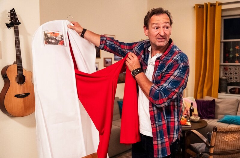 Gregor (Holger Matthias Wilhelm) schaut sich enttäuscht Veras Hochzeitsoutfit an. – Bild: BR/​Lena Semmelroggen