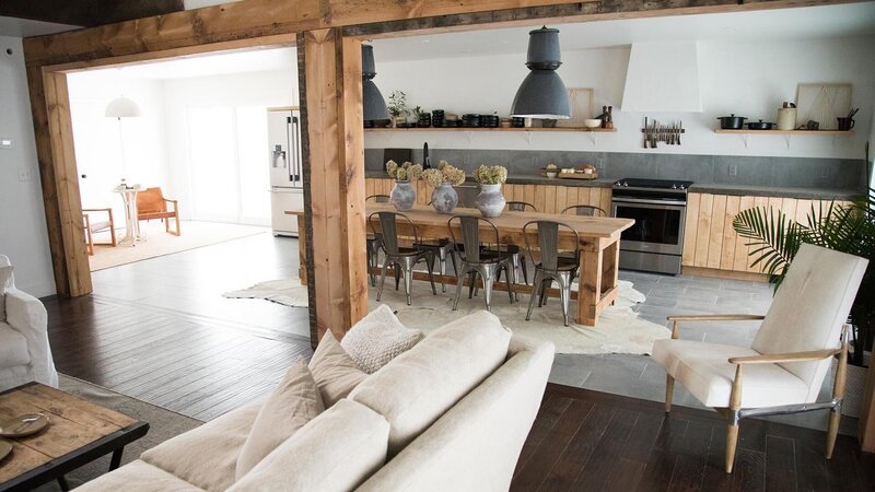 The new open concept giant kitchen with wood panneling to create a modern ski lodge that Steve and Leanne Ford designed for Steve’s long time friend Jan and her family as seen on Restored by the Fords Kitchen after 4 – Bild: Scripps Networks, LLC. All Rights Reserved.