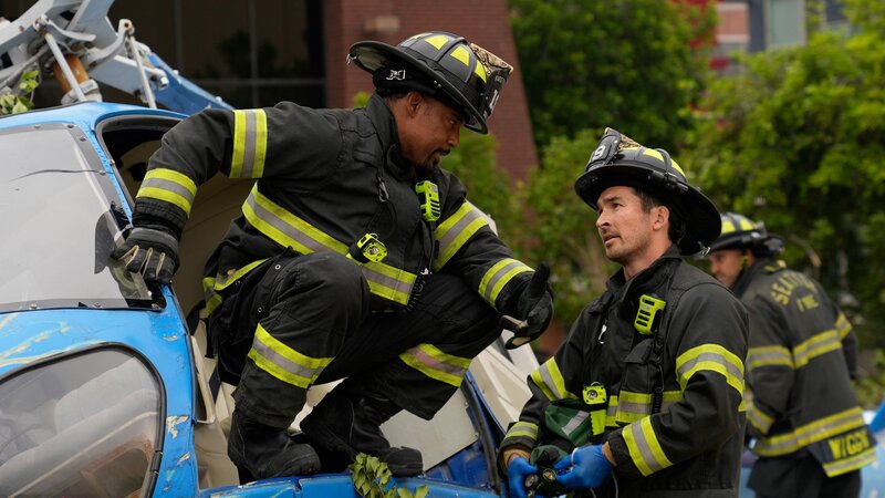 Station 19 Staffel 6 Folge 6 Am Einsatzort: Jason George als Ben Warren, Jay Hayden als Travis Montgomery – Bild: SRF/​Motion Picture/​ABC Signature