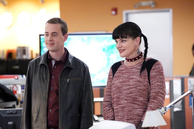 Ein neuer Fall wartet auf McGee (Sean Murray, l.) und Abby (Pauley Perrette, r.) … – Bild: PLURIMEDIA (CBS Broadcasting Inc./​ Michael Yarish)