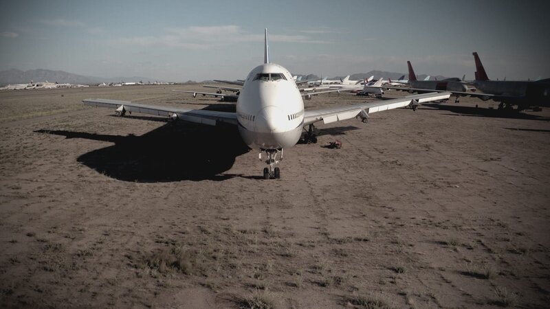 Planes in an airfield. – Bild: Science Channel /​ Discovery Communications