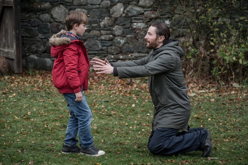 Michael (Peter Ferdinando, r.) offenbart Joe (Max True, l.), dass er sein leiblicher Vater ist. – Bild: ZDF/​Ben Blackall