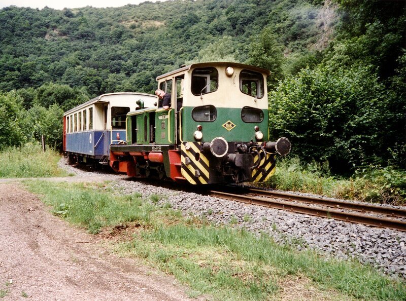 Die Brohltalbahn feiert in diesem Jahr ihren 100.Geburtstag. Zwischen Koblenz und Bonn windet sich die Schmalspurstrecke von Brohl am Rhein hinauf nach Kempenich. Im unteren Brohltal: Bei besonders langen Zügen muß eine Schublok helfen. – Bild: SWR