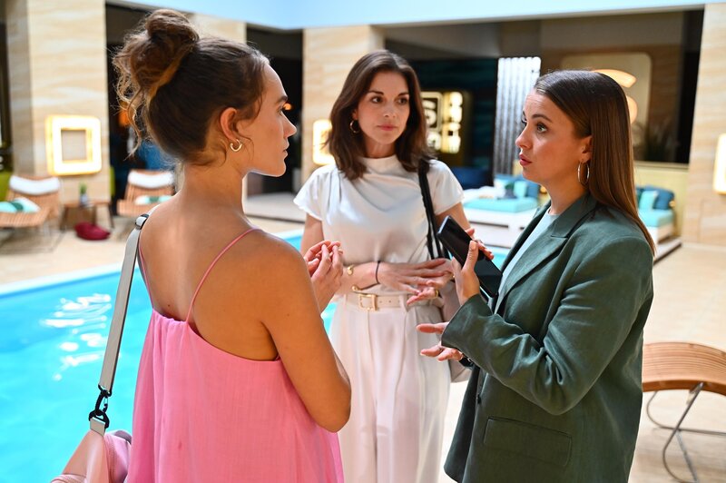 Gabriella (Bianca Hein, M.) ist postitiv überrascht, dass Lucie (Julia Wiedemann, r.) vor Joana (Josephine Martz) geschwiegen hat. – Bild: RTL /​ Julia Feldhagen /​ Flirt mit dem Tod