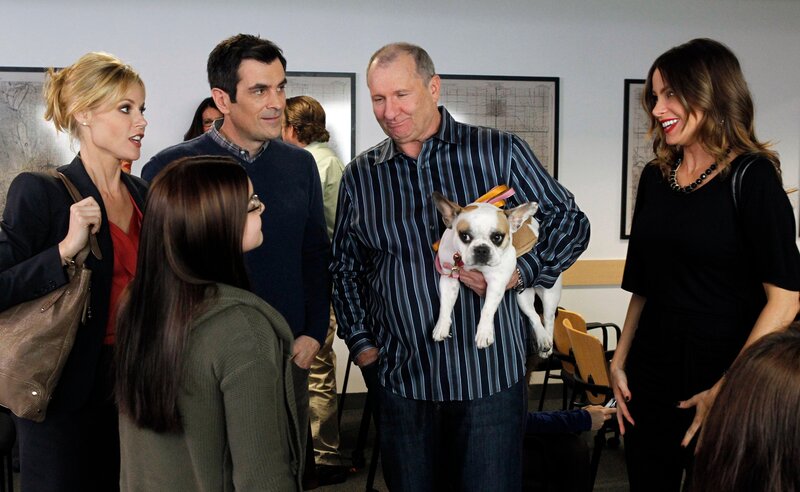 v.li.: Claire Dunphy (Julie Bowen), Alex Dunphy (Ariel Winter), Phil Dunphy (Ty Burrell), Jay Pritchett (Ed O’Neill), Gloria Delgado (Sofía Vergara). – Bild: ViacomCBS /​ Hopper Stone