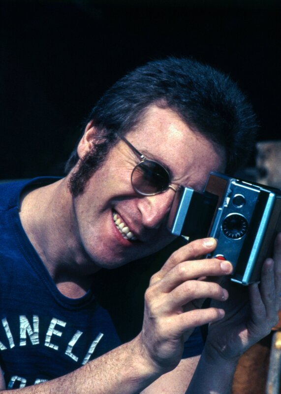  Bitte lächeln! John Lennon. – Bild: ORF/​Plaion Pictures/​May Pang