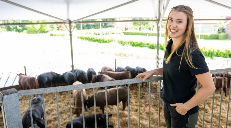 Zum Auftakt geht es nach Ostwestfalen-Lippe. Am Rand des Teutoburger Waldes, in Lage, setzt Leonie Froböse auf moderne Landwirtschaft. Zusammen mit ihrem Mann Janis kümmert sich die Junglandwirtin um Schwäbisch-Hällische Landschweine. – Bild: SWR/​WDR/​Melanie Grande