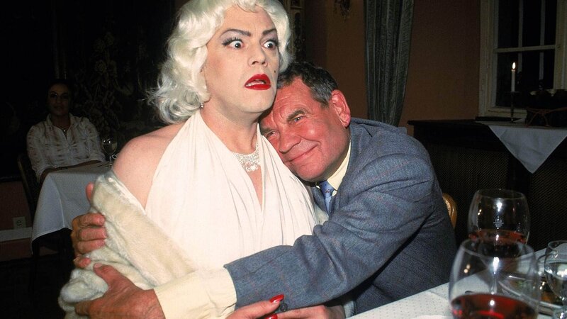 ‚Marilyn‘ alias Tim (Oliver Reinhard, li.) ist entsetzt, dass Herr Strauss (Harald Dietl) sich so gehen lässt … – Bild: MG RTL D /​ Martin Menke