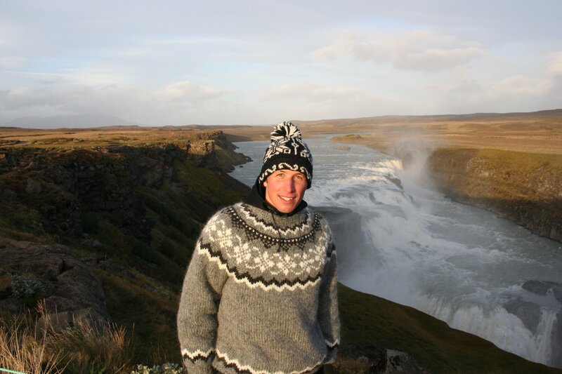 Willi in Island am Gulfoss Wasserfall. – Bild: BR/​megaherz gmbh