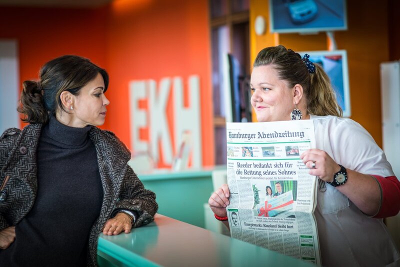 Frauke (Manuela Wisbeck) ist stolz auf Jasmin (Gerit Kling). Noch ahnt niemand, dass der Zeitungsartikel der Ärztin zum Verhängnis wird. – Bild: ZDF und Boris Laewen
