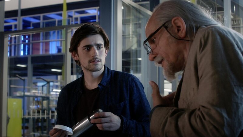 Liam (Charlie Rowe, l.); Darius (Santiago Cabrera, r.) – Bild: Robert Falconer