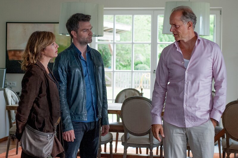 „Soko Kitzbühel“, „Dunkle Wasser.“ Im Bild (v.li.): Julia Cencig (Nina Pokorny), Jakob Seeböck (Lukas Roither), Jochen Horst (Julius Vandery). – Bild: ORF/​Gebhardt Productions/​Stefanie Leo