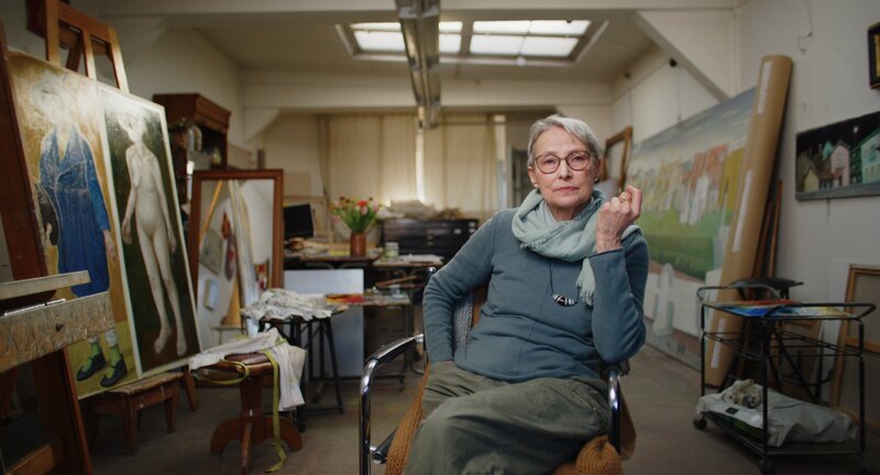 Protagonistin Doris Ziegler beschäftigt sich in ihrer Kunst unter anderem mit der Darstellung der friedlichen Revolution 1989 und der Wendezeit. – Bild: ZDF und Anne Misselwitz