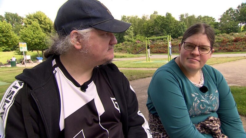 Dieter hat rechtliche Probleme, kann Sandy ihm helfen? – Bild: RTLZWEI