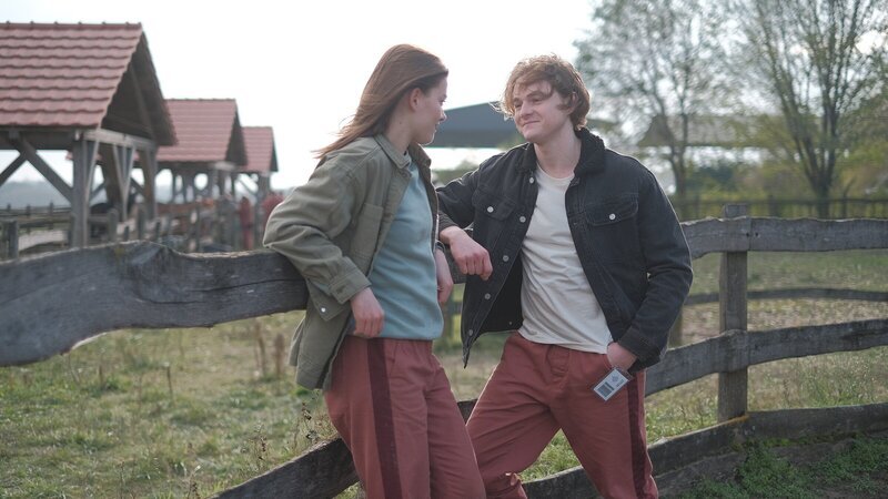 Luce (Jessica Alexander) lenkt sich nach der Trennung von Daniel mit Cam (Timothy Innes) ab – doch aus dem lockeren Treffen wird ein überraschend offenes Gespräch. – Bild: ZDF