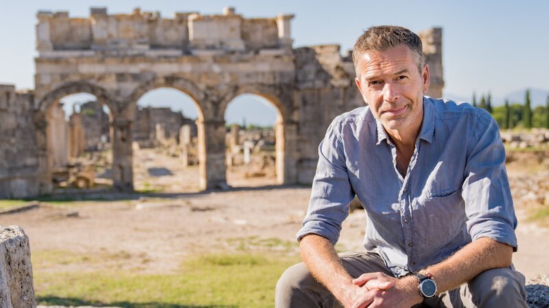 Dirk Steffens untersucht in den Ruinen von Hierapolis das rätselhafte Höllentor. – Bild: ZDF und Oliver Roetz