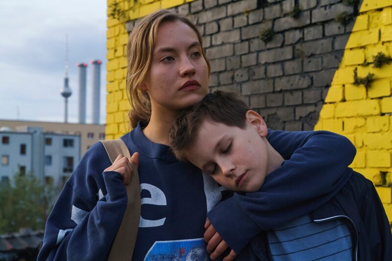Bendix (Mika Tritto) sucht Rat und Halt bei Jule (Ella Morgenl). – Bild: Stefan Erhard