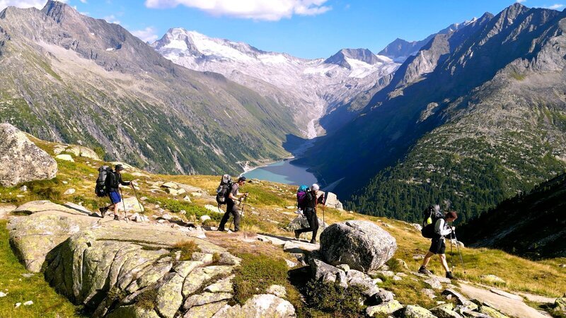Auf dem Traumpfad: Wandergruppe in den Hintertuxer Alpen oberhalb des Schlegeis-Stausees. – Bild: 3sat Auf dem Traumpfad: Wandergruppe in den Hintertuxer Alpen oberhalb des Schlegeis-Stausees. – Bild: 3sat