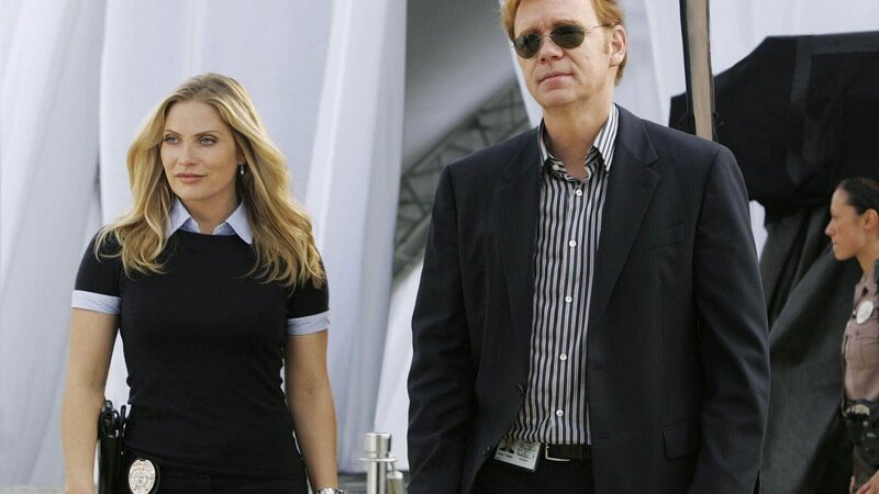 Ein Model ist während einer Modenschau auf dem mit Wasser gefüllten Laufsteg durch einen elektrischen Stromschlag ums Leben gekommen. Calleigh (Emily Procter) und Horatio (David Caruso) ermitteln am Tatort. – Bild: SUPER RTL
