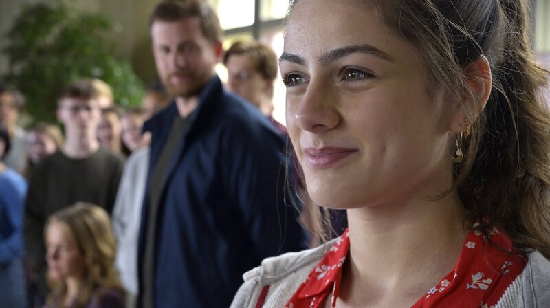 Inas ehemalige Schüler sprechen für sie. Paul – Christoph Schechinger, Ina – Paula Kalenberg, Lissy – Derya Flechtner. – Bild: ARD Degeto/​Christiane Pausch