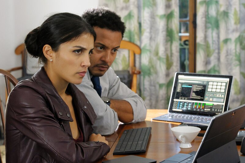 Zara (Nazneen Contractor), Oliver (Brandon Jay McLaren) – Bild: RTL /​ Ransom Television Productions Inc., Wildcats Productions and TF1