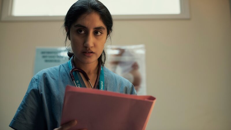 Shruti (Ambika Mod) macht während ihrer Schicht eine alarmierende Entdeckung. Ihr ist eines klar: Sie muss etwas unternehmen, bevor es zu spät ist. – Bild: ZDF und Anika Molnar