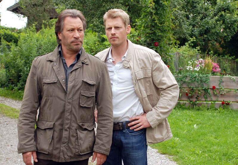 10 Uhr im Ersten. Johann (Michael Zittel, l.) sucht mit Felix (Martin Gruber, r.) nach einem Grabstein für Elisabeth. – Bild: ARD/Jo Bischoff 10 Uhr im Ersten. Johann (Michael Zittel, l.) sucht mit Felix (Martin Gruber, r.) nach einem Grabstein für Elisabeth. – Bild: ARD/Jo Bischoff