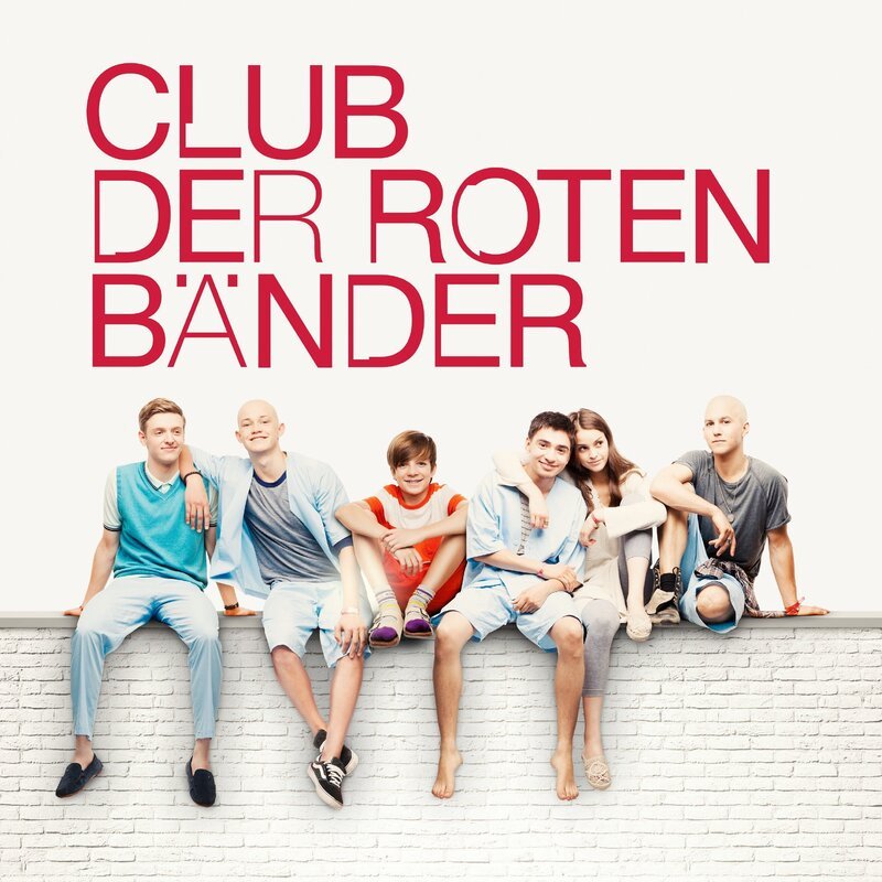 „Club der roten Bänder“ mit (v.l.) Alex (Timur Bartels), Jonas (Damian Hardung), Hugo (Nick Julius Schuck), Anton ‚Toni‘ (Ivo Kortlang), Emma (Luise Befort) und Leo (Tim Oliver Schultz) – Bild: RTL Passion /​ Guido Lange