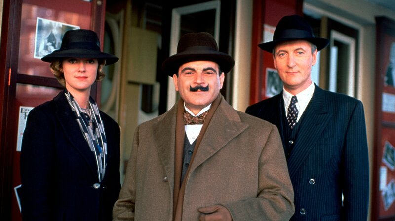 v.l.n.r. Celestine Saunders (Hermione Norris), Poirot (David Suchet) und Captain Hastings (Hugh Fraser). – Bild: WDR/​ITV plc/​Granada International