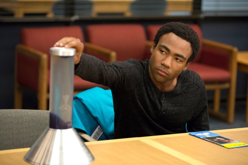 Der verstorbene Pierce hat Troy (Donald Glover) etwas ganz Spezielles hinterlassen … – Bild: MEI2 /​ RTI S.p.A. Interactive Media – P.Iva 03976881007 – Tutti i diritti riservati l Per la pubblicità Mediamond S.p.a., RTI spa, Gruppo Mediaset.