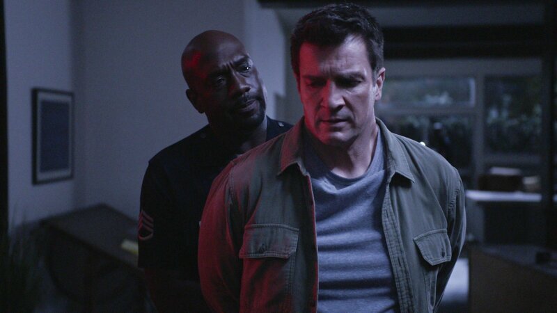 Nolan (Nathan Fillion, r.) hat schlechte Karten. Er wird aus den eigenen Reihen als Sündenbock dargestellt und der Korruption bezichtigt. Sein langjähriger Vorgesetzter Sergeant Grey (Richard T. Jones, l.) kann über diese schweren Vorwürfe nicht hinwegsehen und bringt Nolan unter Tatverdacht aufs Revier. – Bild: ZDF