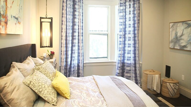 Tamara widmet sich dem Obergeschoss des Craftsman-Hauses und plant zwei Schlafzimmer und neue Bäder. Nach dem Abriss beginnt der kreative Part für die Renovierungsexpertin: Sie rettet einige alte Details und verleiht den alten Backsteinwänden ein neues Leben. Das Elternschlafzimmer mit neuem Bad wird zum Mittelpunkt des ersten Stocks. Dafür baut sie mit Upcycling ein paar besondere Möbelstücke. – Bild: HGTV