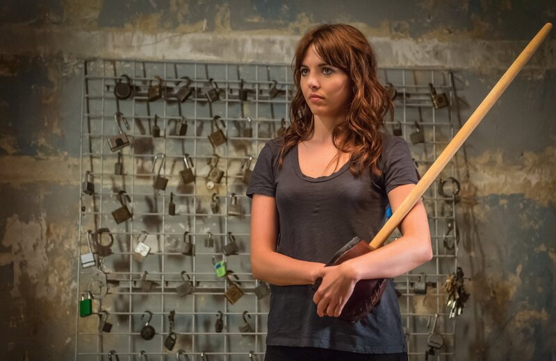 Was verbirgt Kitty (Ophelia Lovibond) vor Sherlock und Joan? – Bild: CBS Television