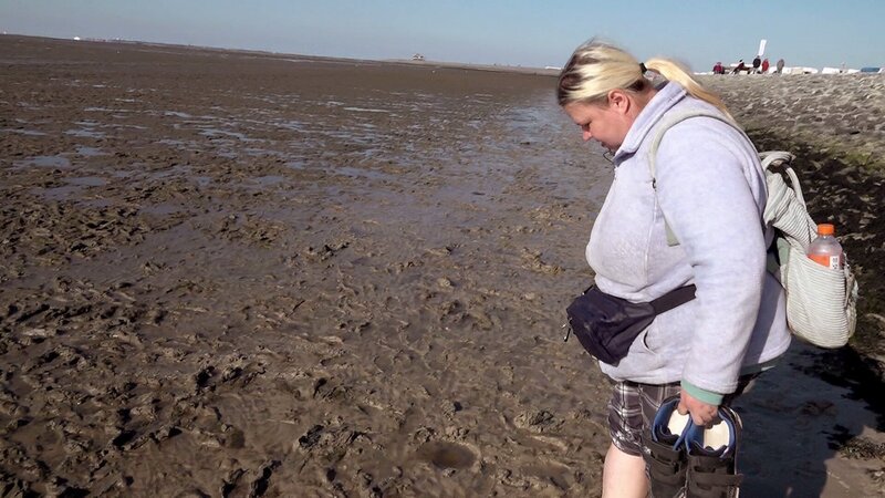 Sandra ist in Ostfriesland. Wagt sie sich ins Watt? – Bild: RTLZWEI