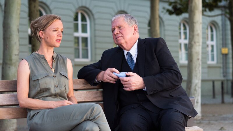 Oberstaatsanwalt Bernd Reuther (Rainer Hunold) wird von Jugendamt Beamtin Sabine Stockdorf (Johanna Klante) darüber informiert, dass das Jugendamt verheimlichen wollte, dass Lucys Mutter Alkoholikerin war. – Bild: Julian Wulf /​ ZDF