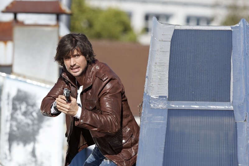 Ben (Tom Beck) versucht zu verhindern, dass die Gangster sich die Millionenbeute von Schillinger mit Gewalt zurückgeholen. – Bild: RTL Crime